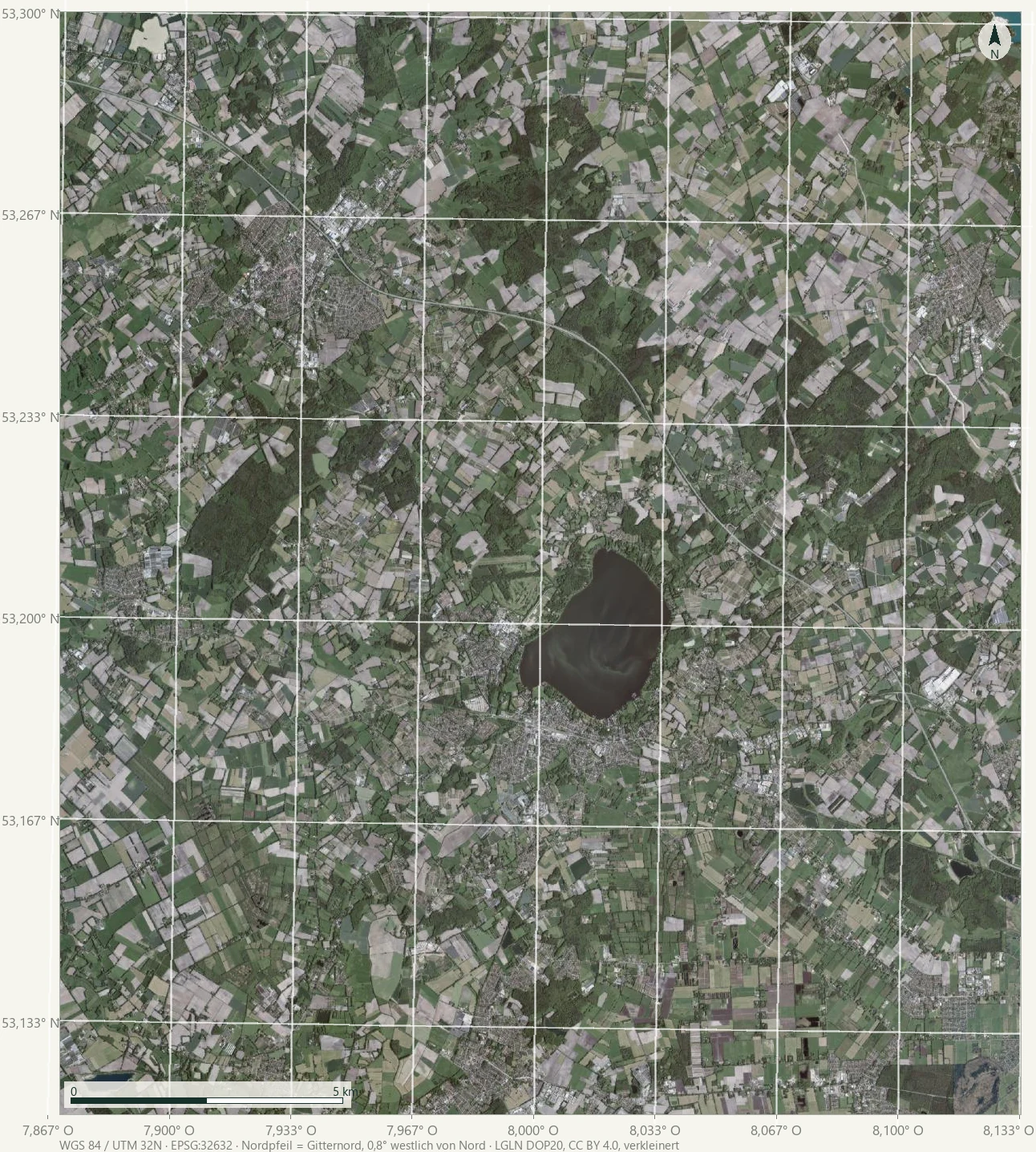 Amtliches Luftbild des Ausschnitts: eine kleinteilige Agrarlandschaft aus hellen und dunklen Feldern, dazwischen Waldstücke und Ortschaften; in der Bildmitte die dunkle Fläche des Zwischenahner Meeres, am Nordwestrand die größere Siedlung Westerstede